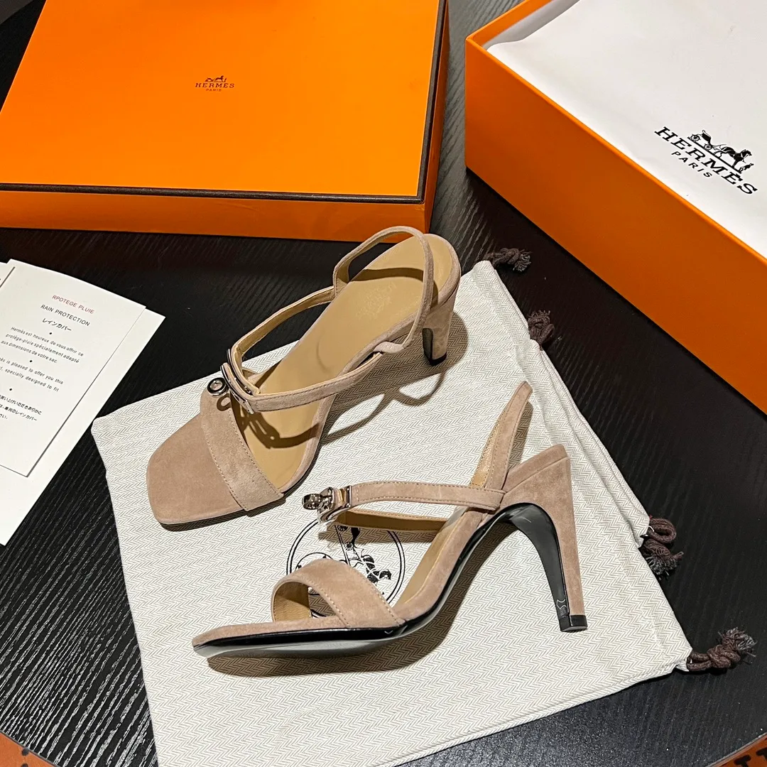 👟👟Ex-factory price 600👟👟 💋💋Continue the classics Hermes Classic H high-heeled sandals series————————Fashionable classic and versatile super comfortable It took half a year to disassemble the original version and develop it with craftsmanship and perfection in every detail Simple and smooth design to create a fashionable, classic and soft look 🥰🥰 Material: Original custom-made sheep suede, sheepskin lining for feet, Italian genuine leather outsole ▪️Heel height: 9cm ▪️SIZE: 34-42 (34.41 42 customized, non-returnable and non-exchangeable)